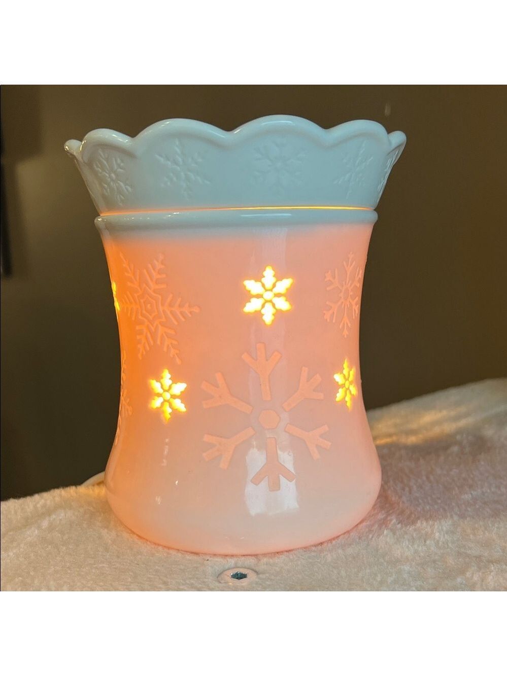 SCENTSY Blizzard White Ceramic Wax Warmer - Picture 8 of 9